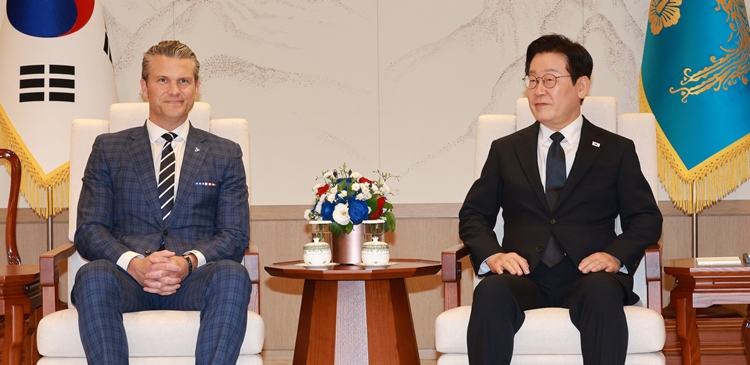 이재명 대통령이 4일 서울 용산 대통령실 청사에서 피트 헤그세스 미국 국방부 장관을 접견하고 있다. / 뉴시스