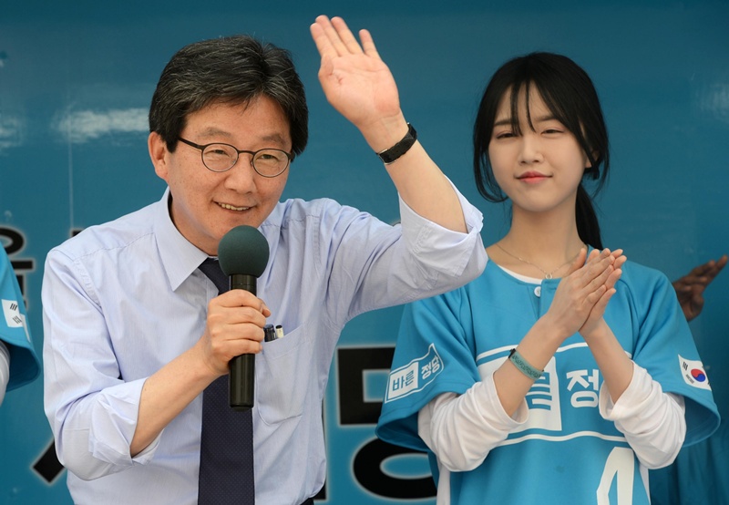 경찰이 유승민 전 의원의 딸 유담(31) 씨의 인천대 교수 임용 과정에 특혜가 있었다는 의혹에 대해 수사에 착수했다. 사진은 2017년 당시 유승민 바른정당 대선후보가 딸 유담 씨와 선거 유세를 하는 모습이다. / 뉴시스 