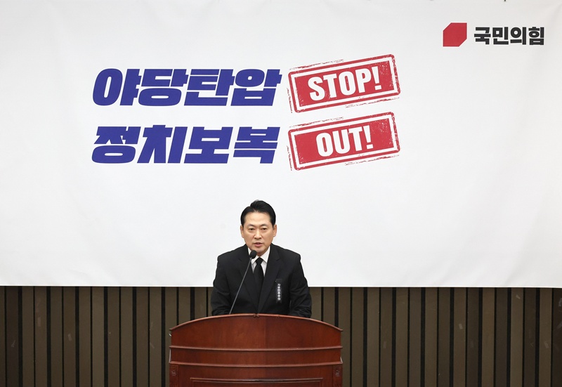 장동혁 국민의힘 대표는 4일 오후 경남도청 대회의실에서 열린 부산·울산·경남 지역민생 예산정책협의회에서 이재명 대통령의 첫 시정연설을 “전형적인 포퓰리즘 예산 선전장”이라고 강하게 비판했다. 사진은 4일 오전 서울 여의도 국회에서 열린 의원총회에서 발언을 하고 있는 모습이다. / 뉴시스