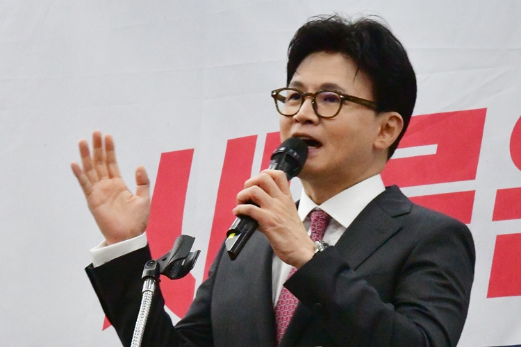 더불어민주당은 한동훈 전 국민의힘 대표가 이재명 대통령에 대한 재판이 재개될 경우 이 대통령이 계엄령을 발동할 가능성이 있다는 취지로 주장한 것에 대해 맹비판했다. 사진은 한 전 대표가 지난 8월 11일 오후 광주 서구 홀리데이인호텔에서 열린 김화진 국힘 전남도당위원장 취임식에 참석해 축사하고 있는 모습. / 뉴시스