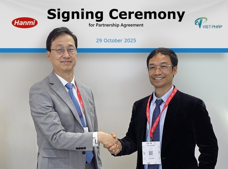 한미약품은 자사의 여러 고혈압 복합제를 베트남 현지 제약사 비엣팝에 독점 공급하는 계약을 체결했다. 사진은 박재현 한미약품 대표(왼쪽)와 응우옌 치 중 비엣팝 대표(오른쪽). / 한미약품