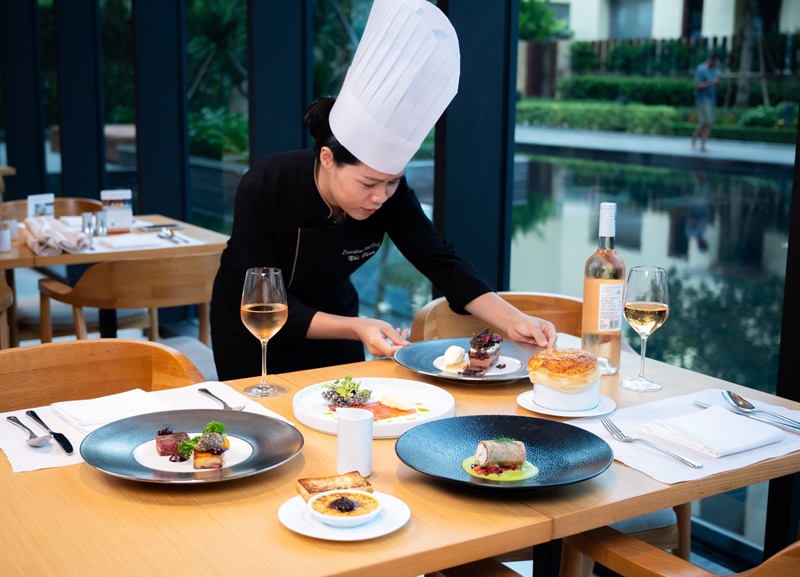 신라호텔이 뷔페 레스토랑 ‘더 파크뷰(The Parkview)’에서 베트남 현지 셰프를 초청해 정통 베트남 요리를 선보인다. 사진은 신라모노그램 다낭 니 판 부총주방장 / 신라호텔 