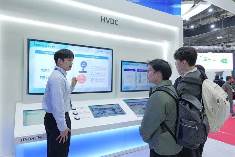 효성중공업은 5일 광주 김대중컨벤션센터에서 열린 글로벌 전력·에너지 융복합 엑스포 'BIXPO 2025'에 참가했다. 사진은 효성중공업 직원이 고객들에게 HVDC 기술을 소개하고 있는 모습. / 효성중공업