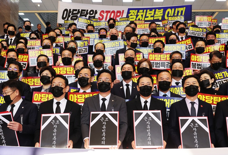 국민의힘 장동혁 대표, 송언석 원내대표 등 의원들이 4일 서울 여의도 국회에서 야당 탄압 규탄대회를 하고 있는 모습이다. / 뉴시스