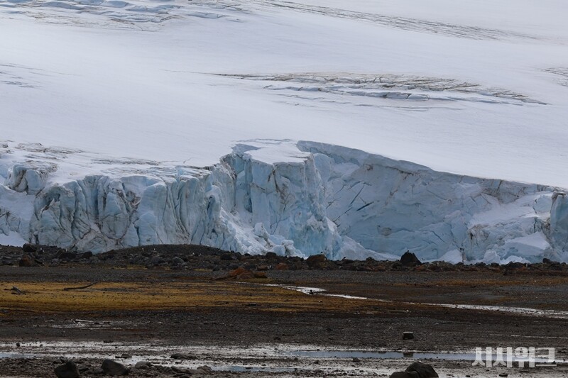 기초과학연구원(IBS) 기후물리연구단 악셀 팀머만 단장 연구팀은 초고해상도 지구 시스템 모델 시뮬레이션을 이용, 인간에 의한 온난화가 해빙을 빠르게 녹여 바다의 ‘중규모 수평 교란 현상’이 더욱 강화될 것이라고 5일 밝혔다. 사진은 남극 킹조지섬의 포터소만 빙하의 모습./ 사진=남극특별취재팀