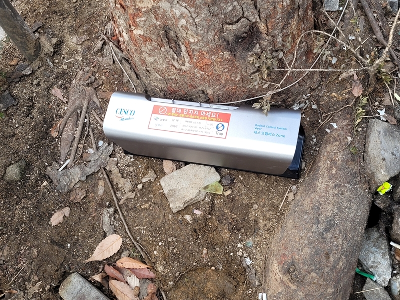 국회 기후에너지환경노동위원회 소속 김위상 국민의힘 의원실에 따르면 올해 7월까지 접수된 서울시 내 쥐 출몰·목격 관련 민원은 총 9,280건에 달했다. 사진은 급증하는 쥐를 잡기 위해 설치한 '스마트 구서(驅鼠) 장비'./ 뉴시스