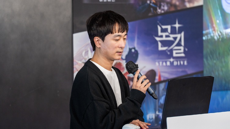 사진은 이동조 넷마블몬스터 PD가 ‘몬길: 스타 다이브’ 정보를 공유하는 모습. / 넷마블