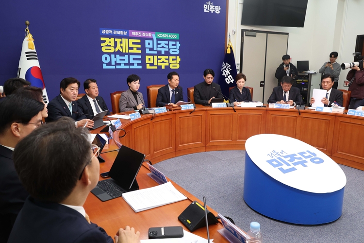 더불어민주당은 이재명 정부의 첫 예산안이라는 점을 강조하며 정부가 편성한 내년도 예산안을 법정 시한 내에 처리한다는 점을 분명히 했다. 사진은 정청래 대표가 5일 국회에서 열린 최고위원회의에서 발언을 하고 있는 모습. / 뉴시스