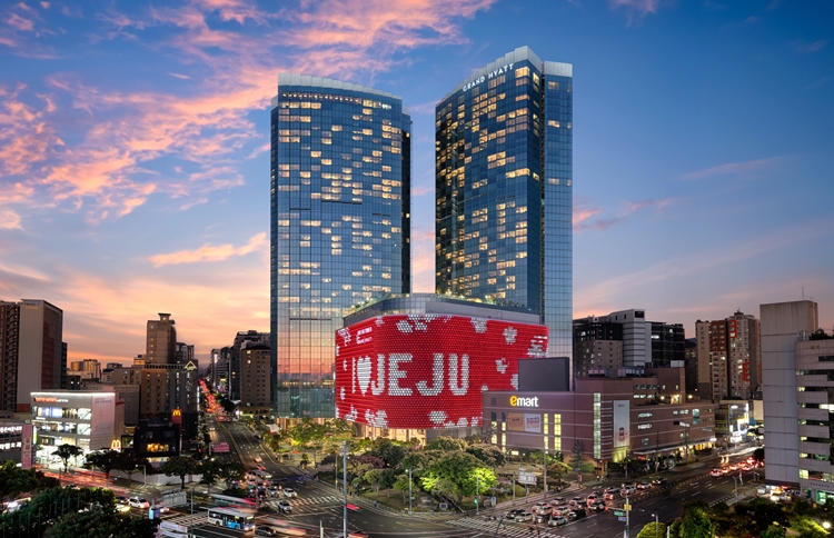 롯데관광개발이 올 3분기 역대 최대 분기 매출 및 영업이익을 거뒀다. 사진은 제주시 노형동에 위치한 제주 드림타워 복합리조트. / 롯데관광개발