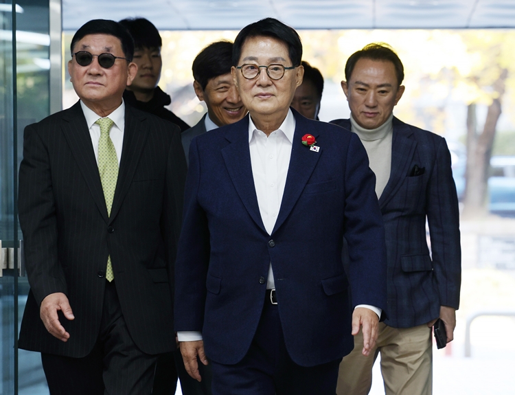 '서해 공무원 피격 사건' 은폐 시도 및 '월북몰이' 혐의로 재판에 넘겨진 박지원 전 국가정보원장이 5일 서울 서초구 서울중앙지방법원에서 열린 1심 결심공판에 출석하고 있다. / 뉴시스