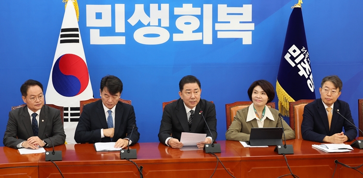 더불어민주당이 한미 관세협상과 관련해 국회의 비준 동의 대상이 아니라고 선을 그었다. 사진은 김병기 원내대표가 6일 국회에서 열린 정책조정회의에서 발언을 하고 있는 모습. / 뉴시스