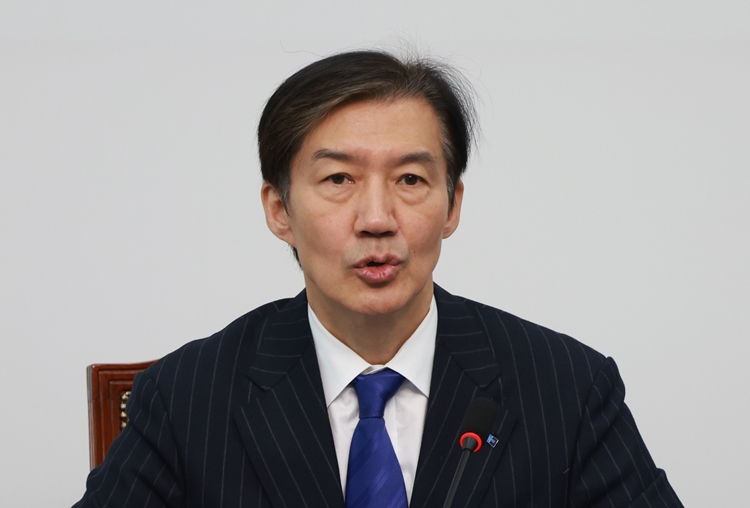 조국 조국혁신당 비상대책위원장이 6일 비대위원장직에서 물러난다. 오는 23일 치러지는 당 대표 선거에 출마하기 위해서다. 사진은 조 위원장이 이날 국회에서 열린 비상대책위원회의에서 발언하고 있는 모습. / 뉴시스