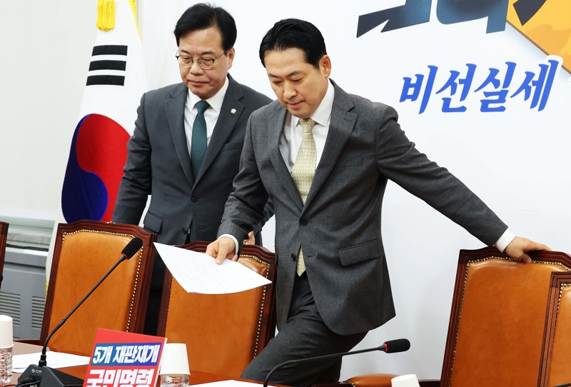 국민의힘 지도부의 대여(對與) 대응 전략은 좀처럼 여론의 지지를 얻지 못하고 있다. 국민의힘이 내세우는 “정치보복”, “야당탄압”은 낡은 구호의 반복이란 비판이 제기된다. / 뉴시스