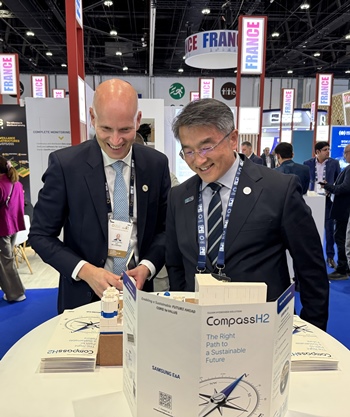 사진은 삼성E&A, 컴퍼스H2-P 론칭 현장에서 대화 나누는 남궁 홍 사장(우측)과 Nel사 호콘 볼달 사장 / 삼성E&A