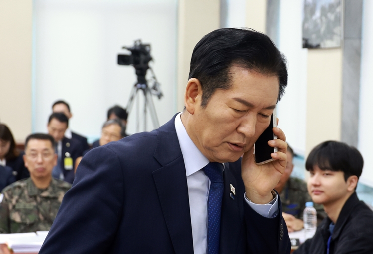 더불어민주당이 ‘재판중지법’을 둘러싼 당정 간의 ‘엇박자’ 논란과 ‘친명(친이재명) 인사 컷오프(공천 배제)’ 논란까지 불거지며 연일 시끄러운 모습이다. 사진은 정청래 대표가 지난 5일 국회에서 열린 국방위원회 전체회의에서 잠시 전화 통화를 하고 있는 모습. / 뉴시스