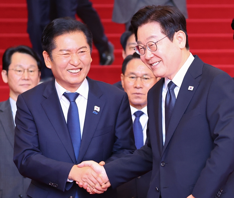 더불어민주당의 ‘친명 인사 컷오프’ 논란을 두고 정치권에선 지방선거 공천 과정에서 당내 계파갈등이 생길 수 있다는 분석이 나온다. 다만 민주당은 계파갈등설엔 선을 긋고 있다. 사진은 이재명 대통령이 지난 4일 국회에서 열린 2026년도 정부 예산안에 대한 시정연설을 마치고 정청래 대표와 인사하고 있는 모습. / 뉴시스