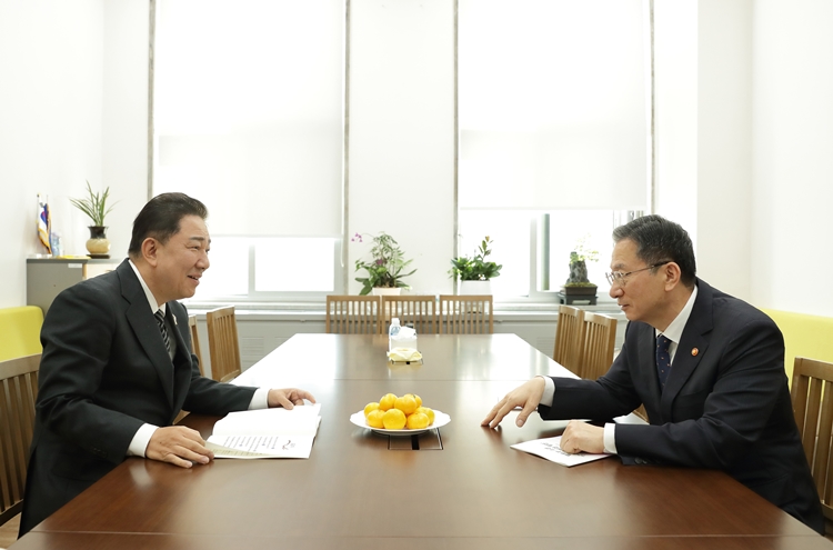 정성호(오른쪽) 법무부 장관이 지난 6일 국회에서 김병기 더불어민주당 원내대표를 예방, 법무부 소관 '민생안전을 위한 10대 법안'의 정기국회 내 통과를 요청하고 있다. / 뉴시스