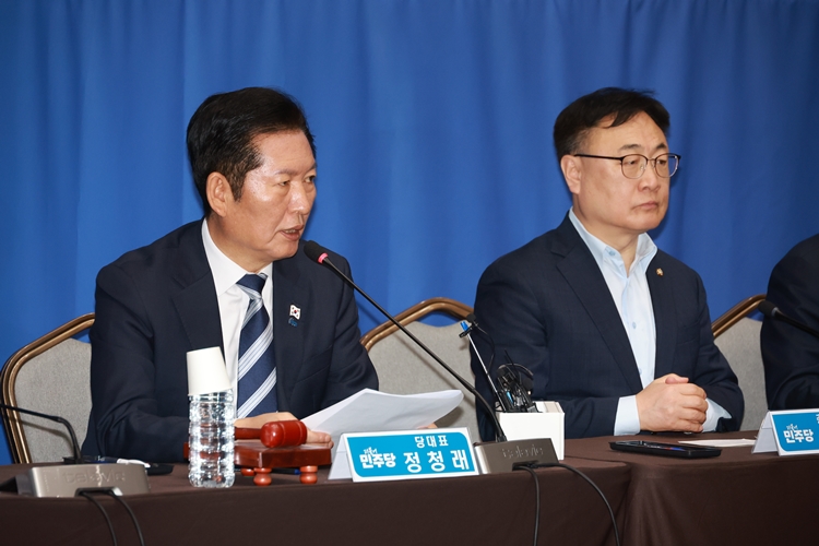 정청래 더불어민주당 대표가 7일 충북 청주오스코에서 열린 충북 현장 최고위원회의에서 발언하고 있다. / 뉴시스