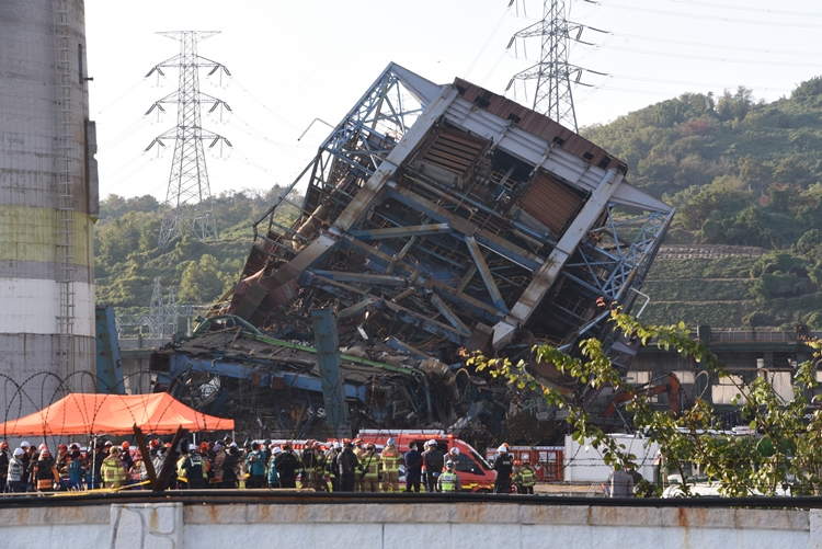 한국동서발전 울산발전본부 울산화력발전소에서 해체 작업 중이던 보일러타워가 붕괴됐다. / 뉴시스