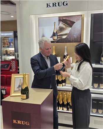 지난 5일 신라면세점 인천공항점 샴페인 특화 매장에서 올리비에 크룩이 사인 행사를 진행하고 있다. / 신라면세점 