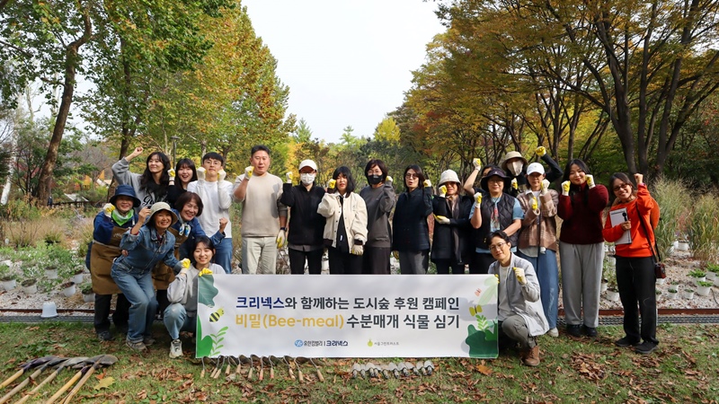 유한킴벌리는 크리넥스 밤부케어 화장지 매출 1%를 도시숲 조성을 위한 녹색 인프라 구축 기금으로 출연한다고 밝혔다. 사진은 지난 10월 30일 광진구 서울어린이대공원에서 진행된 유한킴벌리 임직원과 지역시민 봉사활동 현장 모습. / 유한킴벌리 