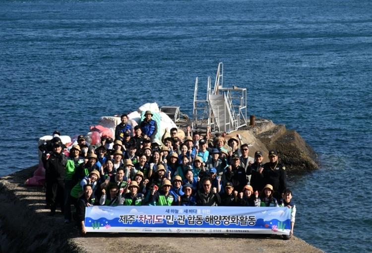 진에어와 에어부산, 에어서울, 한국공항 임직원들이 제주 차귀도 일대에서 해양 정화 활동을 진행했다. / 진에어