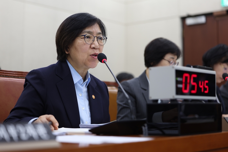 보건복지부가 7일 농아인협회에 대한 관리‧감독을 강화하기 위해 TF를 구성한다고 밝혔다. 사진은 정은경  보건복지부 장관이 10월 30일 보건복지위원회에서 열린 보건복지부 등  / 뉴시스