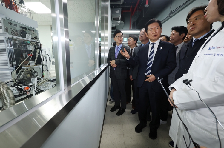 정청래 더불어민주당 대표가 최근 강경 발언을 자제하며 자세를 낮추는 모습을 보이고 있다. 사진은 정 대표가 7일 K-바이오 세계 도약을 위한 정책간담회 차 충북 청주 오송첨단의료산업진흥재단을 방문, 실험실을 살피고 있는 모습. / 뉴시스