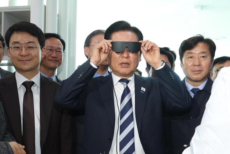 정청래 더불어민주당 대표는 강경 발언 대신 현장 행보에 주력하고 있다. 사진은 정 대표가 7일 K-바이오 세계 도약을 위한 정책간담회 차 충북 청주 오송첨단의료산업진흥재단 신약개발지원센터를 방문, 실험 및 연구 장비 등을 살피고 있는 모습. / 뉴시스