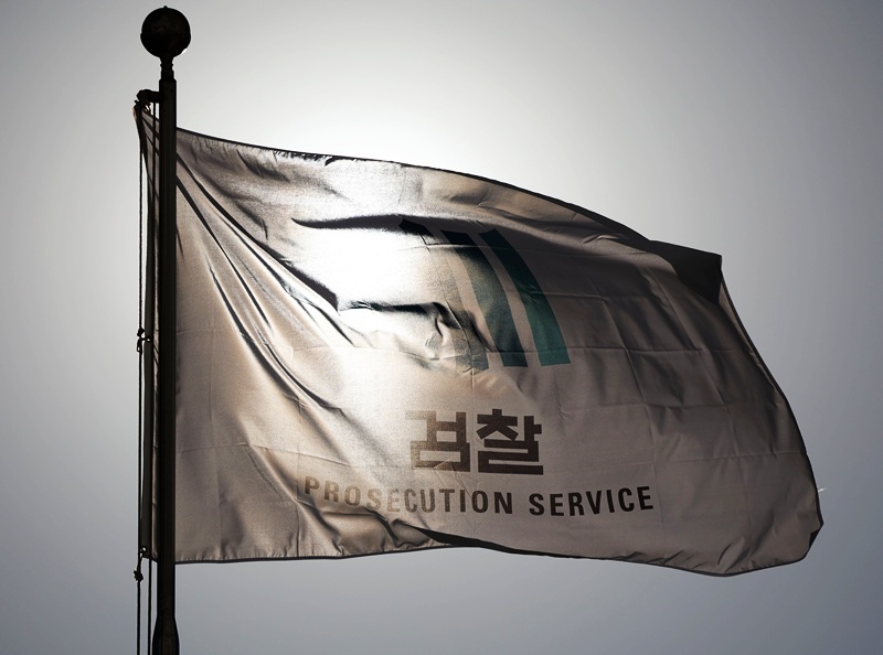 대장동 사건 항소 포기를 두고 검찰 조직 내부에서 거센 반발이 이어지고 있는 가운데 10일 오전 서울 서초구 대검찰청 깃발이 바람에 펄럭이고 있는 모습이다. / 뉴시스