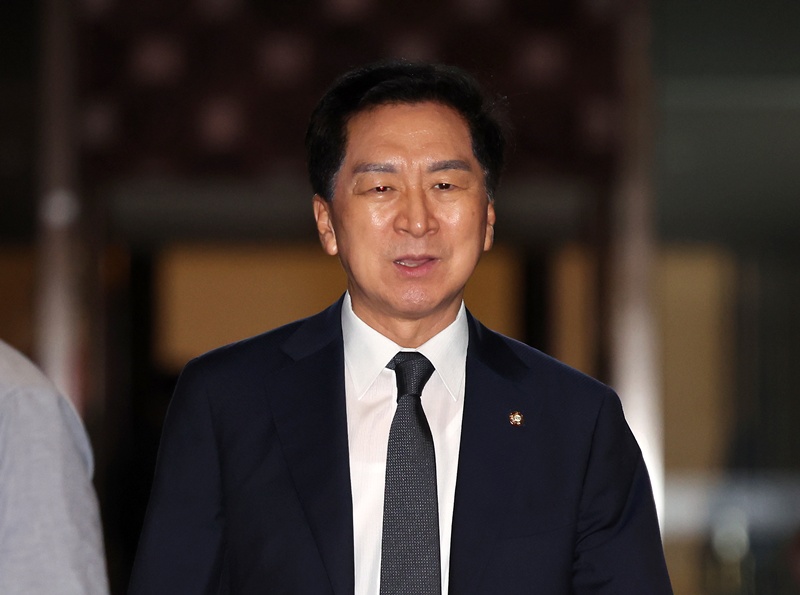 김기현 전 대표는 민중기 특별검사팀은 지난 6일 윤석열·김건희 부부의 자택을 압수수색하는 과정에서 발견된 ‘로저 비비에 클러치백’과 관련해 8일 입장문을 통해 “신임 여당 대표 배우자로서 대통령 부인에게 드린 사회적 예의 차원의 선물”이라며 “대가성은 전혀 없다”고 밝혔다. / 뉴시스