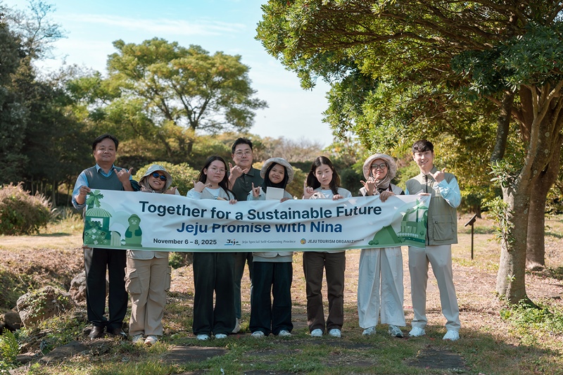 국제적으로 활발한 활동을 보이고 있는 인도네이사 출신 환경 인플루언서 애쉬니나 아자히라 아킬라니(Aeshnina Azzahra Aqilani, 활동명 ‘니나’)가 지난 7일, 제주신라호텔의 친환경 체험 프로그램 ‘제주 프로미스 키퍼(Jeju Promise Keeper)’에 참여했다. / 제주신라호텔