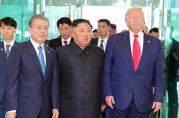 북한 노동신문은 김정은 국무위원장이 지난 2019년 6월 30일 판문점 남측지역에서 도널드 트럼프 미국 대통령과 문재인 대통령을 만났다고 1일 보도했다. (출처=노동신문) / 뉴시스
