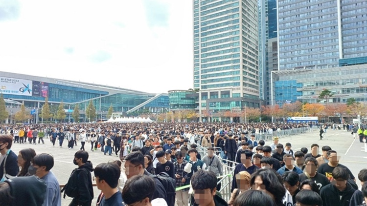 게임 축제 지스타 2025가 오는 13일부터 16일까지 부산 벡스코에서 개막한다. 사진은 지난해 지스타 관람객들이 행사장으로 입장하는 모습. / 조윤찬 기자