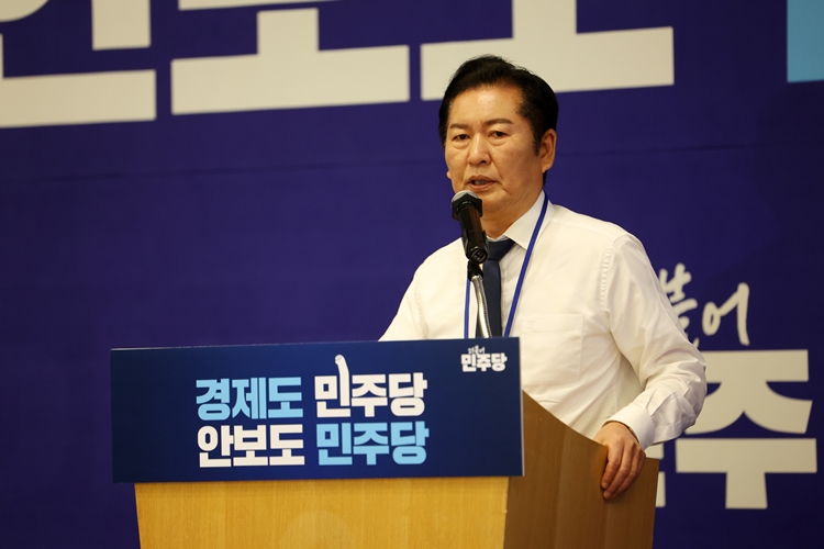 이재명 정부 첫 여당 대표로 당선된 정청래 더불어민주당 대표가 전날(9일) 취임 100일을 맞이했다. 사진은 정 대표가 10일 경기 광주 곤지암리조트에서 열린 '2025년 더불어민주당 전국지역위원장 워크숍'에서 인사말하고 있는 모습. / 뉴시스