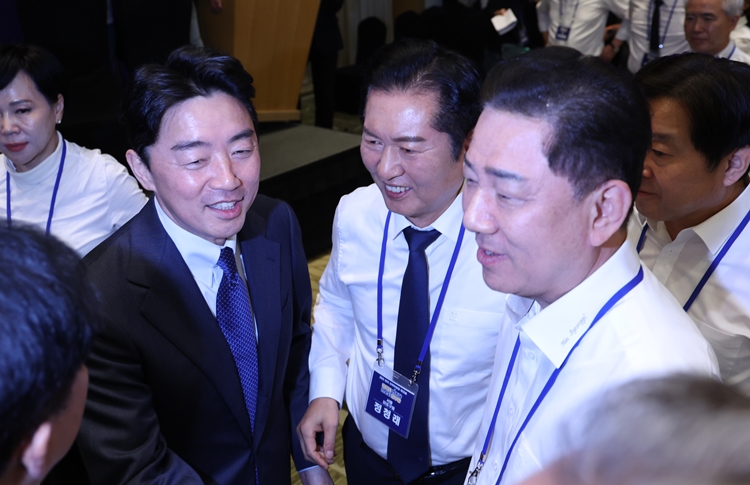 정청래 더불어민주당 대표가 전날(9일) 취임 100일을 맞이한 가운데, 정 대표의 100일은 ‘개혁’과 ‘엇박자’로 압축할 수 있다. 사진은 강훈식 대통령실 비서실장(좌)이 10일 오후 경기 광주 곤지암리조트에서 열린 '2025년 더불어민주당 전국지역위원장 워크숍'에서 정 대표(가운데)와 김병기 원내대표(우) 등 당 지도부들과 대화를 나누고 있는 모습. / 뉴시스