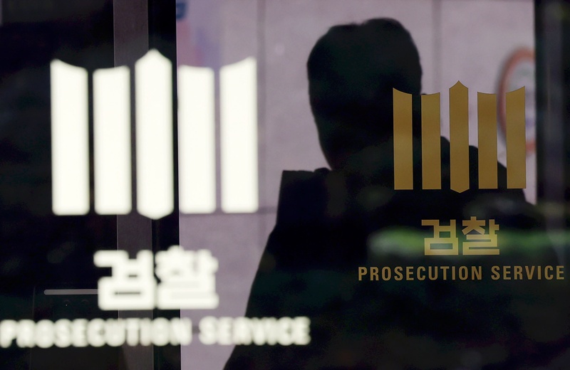 대장동 사건 항소 포기를 두고 검찰 조직 내부에서 거센 반발이 이어지고 있는 가운데, 윤석열 정부 시절 유사한 절차 논란이 연이어 발생했을 때는 단 한 번도 이 같은 움직임이 나타나지 않았다는 점에서 “검찰이 사건의 정치적 성격에 따라 선택적으로 격앙되고 있다”는 비판이 제기된다. / 뉴시스