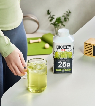 남양유업이 워터형 단백질 음료 ‘테이크핏 프로’의 샤인머스캣맛을 출시했다. / 남양유업