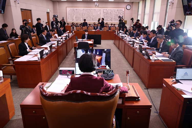 대장동 개발비리 사건에 대한 검찰의 ‘항소 포기’ 결정이 정국 최대 화두로 떠오른 가운데, 국회 법제사법위원회가 11일 전체회의를 개최한다. 사진은 지난 6일 국회 법사위 전체회의에서 추미애 위원장이 의사봉을 두드리고 있는 모습. / 뉴시스