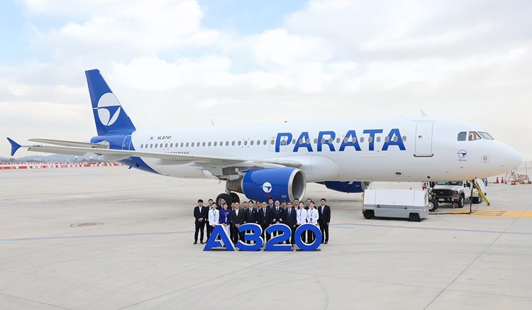 파라타항공이 4호기 A320-200 기재를 도입했다. 사진은 지난 8일 김포공항에서 진행된 파라타항공 A320 2호기 도입식에서 윤철민 대표이사(앞줄 가운데)와 임직원들이 기념 촬영을 한 모습. / 파라타항공