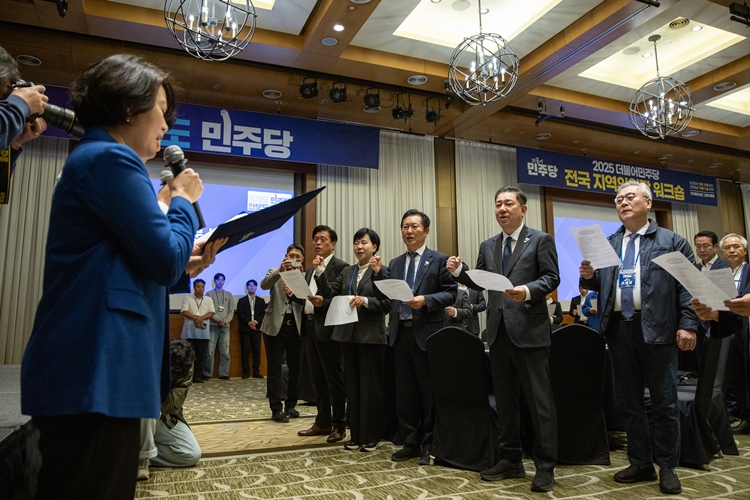 더불어민주당 정청래 대표와 김병기 원내대표 등 참석자들이 11일 경기 광주 곤지암리조트에서 열린 2025년 전국지역위원장 워크숍에서 결의문을 낭독하며 구호를 외치고 있다. / 뉴시스