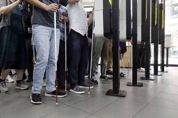 '장애인 차별금지 및 권리구제 등에 관한 법률 시행령' 일부 개정령안이 11일 국무회의에서 의결됐다. / 뉴시스