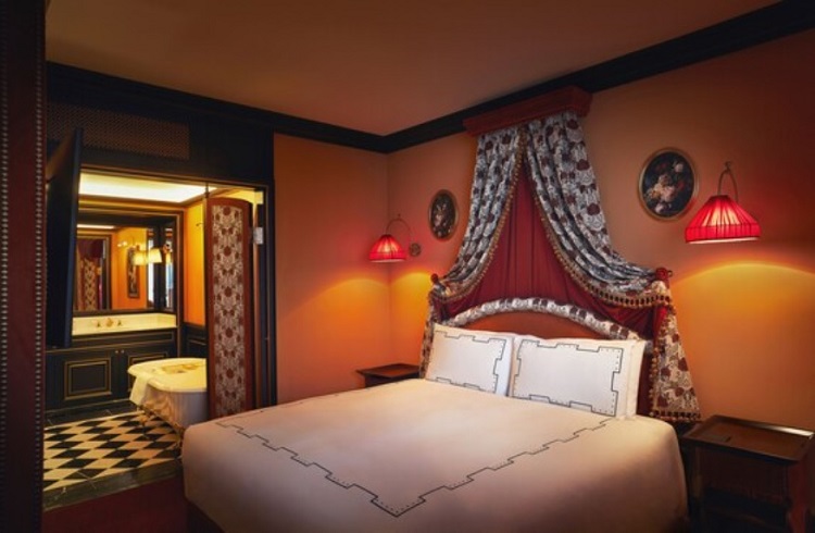 레스케이프의 객실 요금은 메리어트의 ‘럭셔리 컬렉션’ 브랜드 계약 체결 전과 후 큰 차이가 없는 것으로 확인됐다. 사진은 레스케이프 킹 아무르 룸. / 조선호텔앤리조트