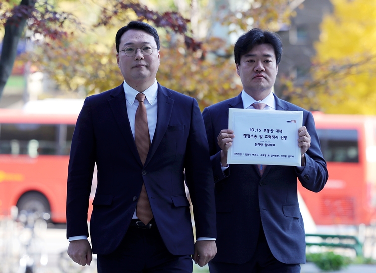 천하람 개혁신당 원내대표가 10.15 부동산 대책 취소소송 소장 및 효력정지 신청서를 접수하기 위해 11일 오전 서울 서초구 행정법원으로 향하고 있다. 오른쪽은 김연기 법률자문위원장. / 뉴시스