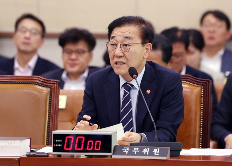 김윤덕 국토교통부 장관이 지난 6일 서울 여의도 국회 법제사법위원회 전체회의에서 의원 질의에 답변하고 있다. / 뉴시스