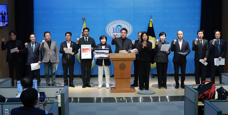 이원종 더불어민주당 문화예술특별위원회 공동위원장과 의원 등 참석자들이 11일 국회 소통관에서 종묘 앞 고층 건물 개발을 반대하는 기자회견을 하며 구호를 외치고 있다. / 뉴시스