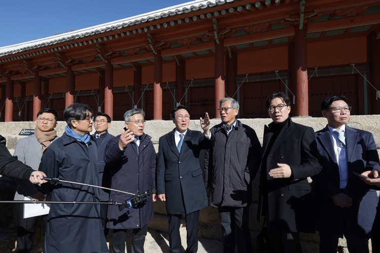 김민석 국무총리가 지난 10일 서울 종로구 유네스코 세계문화유산인 종묘를 찾아 최근 서울시의 세운상가 재개발 계획에 따른 영향을 살펴보고 대책을 점검하고 있다. 이날 종묘 방문에는 허민 국가유산청장, 유홍준 국립박물관장 등이 함께 했다. / 뉴시스