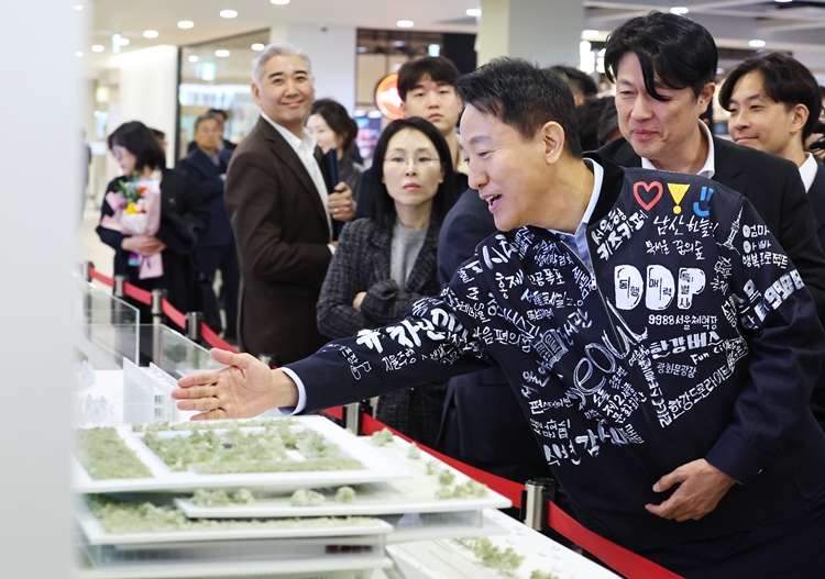 오세훈 서울시장은 종묘(宗廟) 인근 ‘세운4구역 재개발 사업’ 논란을 두고 정부·여당의 공세가 이어지는 것에 적극 반박하고 나섰다. 사진은 오 시장이 지난 10일 서울 종로구 세종문화회관에서 열린 '제2세종문화회관 건립 설계공모 시상식'에서 설계안 당선작인 '디자인캠프문박디엠피'의 제2세종문화회관 모형을 살펴보고 있는 모습. / 뉴시스