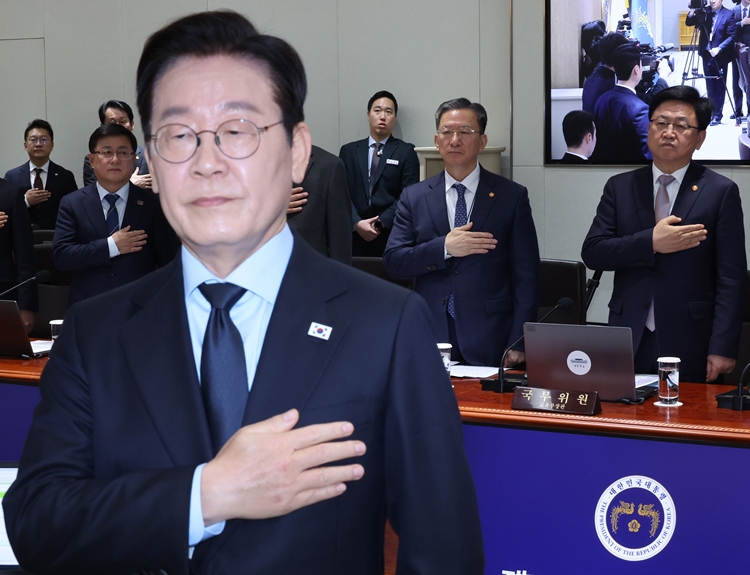 이재명 대통령과 정성호 법무부 장관을 비롯한 참석자들이 11일 서울 용산 대통령실 청사에서 열린 국무회의에서 국민의례를 하고 있다. (대통령실통신사진기자단) / 뉴시스