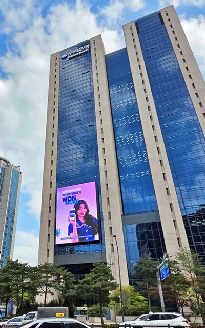 우리금융그룹은 AX(인공지능 대전환) 추진을 위한 그룹 공동 클라우드 플랫폼을 최종 완성하고 전 계열사로 확대 적용을 시작했다고 11일 밝혔다. / 우리금융